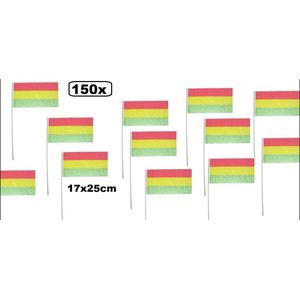 150x Vlaggetje 50 cm. op stok rood/geel/groen 17 x 25 cm - Carnaval thema feest vlag stok vlaggen festival zwaai