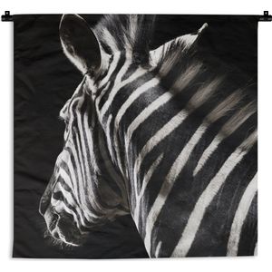 WandkleedDieren - Close-up van een zebra op een zwarte achtergrond Wandkleed katoen 180x180 cm - Wandtapijt met foto