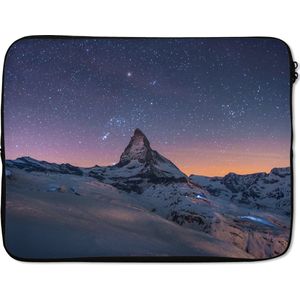 Laptophoes 15.6 inch - Alpen - Sterrenhemel - Sneeuw - Laptop sleeve - Binnenmaat 39,5x29,5 cm - Zwarte achterkant