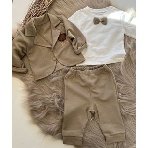 luxe baby pak -jongensset-jongenspak- drie delige katoenen baby set- vest, broek, shirt met strikje-kleur donker beige - 6 tem 9 maanden