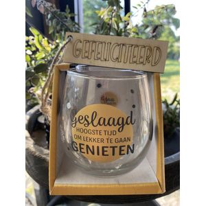 Waterwijnglas geslaagd Hoogste tijd om lekker te gaan genieten (You did it) Inclusief houten label gefeliciteerd /  diploma / geslaagd / cadeau