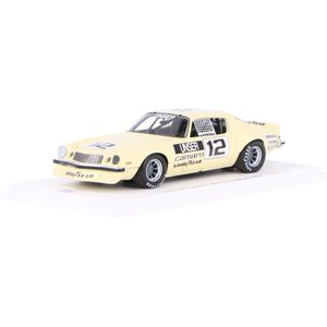 De 1:43 Diecast Modelauto van de Chevrolet Camaro #12 van het IROC Daytona-seizoen van 1974 -1975. De rijder was B. Unser. De fabrikant van het schaalmodel is Spark. Dit model is alleen online verkrijgbaar.