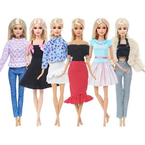 Lynn's poppenkleertjes - Set 'Riley - Geschikt voor Barbie pop - Set van 6 outfits - Kleding voor modepoppen - Jurk, broek, rok, shirt, trui, badpak - Cadeauverpakking
