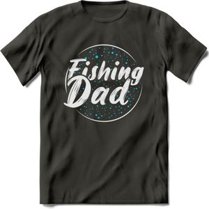 Fishing Dad - Vissen T-Shirt | Blauw | Grappig Verjaardag Vis Hobby Cadeau Shirt | Dames - Heren - Unisex | Tshirt Hengelsport Kleding Kado - Donker Grijs - M