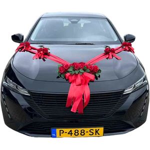 AUTODECO.NL - AMADA Trouwauto Versiering - Autodecoratie Huwelijk - Trouwerij - Bruiloft - Bloemen op de Motorkap - Rode Rozen met Linten
