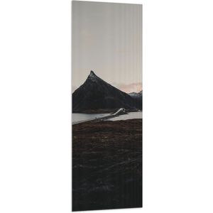 WallClassics - Vlag - Puntige Berg in Landschap - 50x150 cm Foto op Polyester Vlag