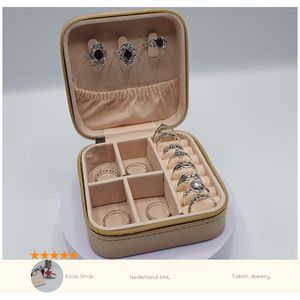 Luxe Lederen Reisjuwelendoosje met 15-delige Bohemian Ringenset - Compacte Sieradenopbergbox Champagnekleur, Stijlvol Georganiseerd Reizen voor Moderne Vrouw, Inclusief Zilveren, Zwarte en Witte Ringen met Rhinestones en Geometrische Patronen