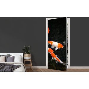 Deursticker Koi karpers in een ondiepe zwarte vijver - 75x205 cm - Deurposter