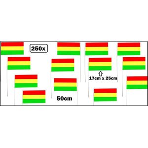 250x Vlaggetje op stok rood/geel/groen 17cm x 25cm - Lengte stok 50cm - Themaparty - Zwaaivlaggetje Carnaval thema feest vlag stok vlaggen festival zwaai