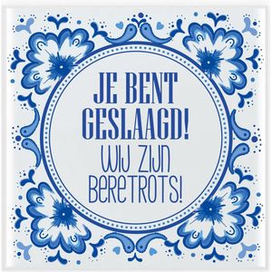 Bellatio Decorations Geslaagd cadeau tegel - wij zijn beretrots! - delfts blauw - keramiek - 15 cm - afgestudeerd