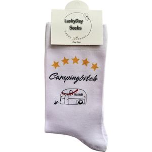 Camping Bitch - Caravan - Zomer - Vakantie Verjaardag - Gift - Valentijns cadeau - Sokken met tekst - Witte sokken - Cadeau voor vrouw en man - Kado - Sokken - Verjaardags cadeau voor hem en haar - Verliefd - Vaderdag - Moederdag - LuckyDay Socks - M