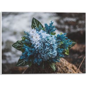 WallClassics - PVC Schuimplaat - Foto van een Klein Boeket met Witte en Blauwe Bloemen - 40x30 cm Foto op PVC Schuimplaat (Met Ophangsysteem)