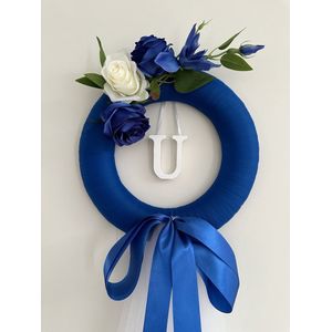 AUTODECO.NL Luxe Geboorte Krans met letter U - Voordeur Krans - Baby Krans - Geboorte Versiering Jongen - Deur Krans - Blauwe Deur Decoratie - Cadeau voor Geboorte - Baby Boy - Babyshower - Kraamcadeau - Geboortecadeau voor een Jongen