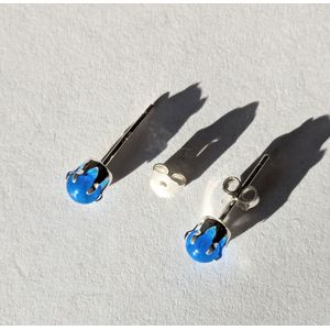 M-apART-oorstekers-925-zilver-met-handgemaakte-glassteen-lichtblauw