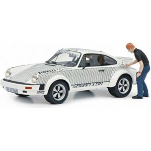 Het 1:18 Diecast model van de Porsche 911 Coupe met Walter Rohrl Beeldje van 1969. De fabrikant van het schaalmodel is Schuco.Dit model is alleen online beschikbaar.