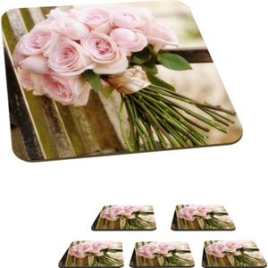 Onderzetters voor glazen - Een boeket van roze rozen op een houten bank - 10x10 cm - Glasonderzetters - 6 stuks