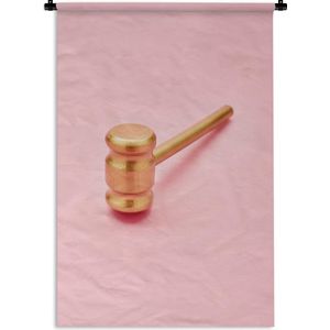 Wandkleed Stillevens Abstract - Stilleven van een gouden hamer op een roze achtergrond Wandkleed katoen 60x90 cm - Wandtapijt met foto