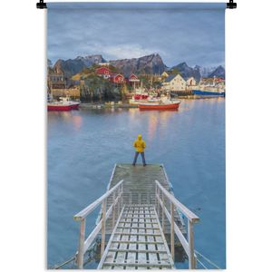 Wandkleed Lofoten eilanden Noorwegen - Man op een pier in de Lofoten Wandkleed katoen 60x90 cm - Wandtapijt met foto