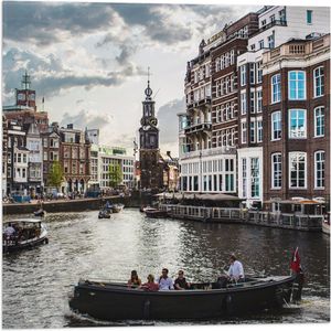 WallClassics - Vlag - Bootjes door de Grachten van Amsterdam - 50x50 cm Foto op Polyester Vlag
