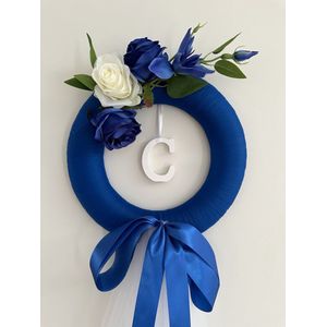 AUTODECO.NL Luxe Geboorte Krans met letter C - Voordeur Krans - Baby Krans - Geboorte Versiering Jongen - Deur Krans - Blauwe Deur Decoratie - Cadeau voor Geboorte - Baby Boy - Babyshower - Kraamcadeau - Geboortecadeau voor een Jongen