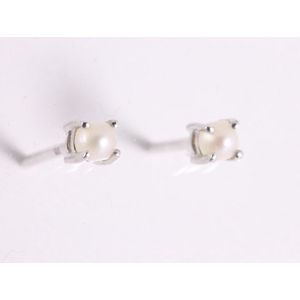 Fijne zilveren oorstekers met witte zoetwater parel - ø 3 mm