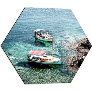 WallClassics - Dibond Hexagon - Overdekte Vissersbootjes bij Rotsen in Blauwe Zee - 50x43.5 cm Foto op Hexagon (Met Ophangsysteem)