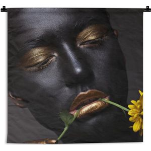 WandkleedBlack & Gold - Donkere vrouw met gele bloem Wandkleed katoen 180x180 cm - Wandtapijt met foto
