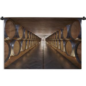Wandkleed Wijnkelder - Uitzicht op een lange rij van wijnvaten in een wijnkelder bij het Zuid-Amerikaanse Chili Wandkleed katoen 150x100 cm - Wandtapijt met foto