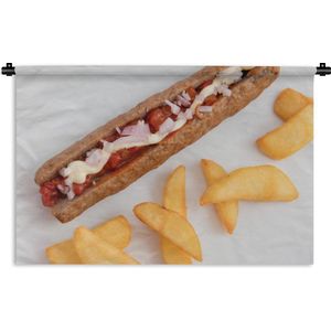 Wandkleed Frikandel - Zalige frikandel speciaal met patat op een wit bord Wandkleed katoen 90x60 cm - Wandtapijt met foto