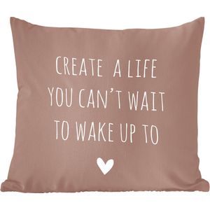 Sierkussens - Kussentjes Woonkamer - 50x50 cm - Engelse quote ""Create a life you can't wait to wake up to"" tegen een bruine achtergrond