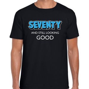 Seventy and still looking good cadeau t-shirt / 70 jaar kado shirt - zwart met witte en blauwe letters - voor heren -  Verjaardag cadeau XXL