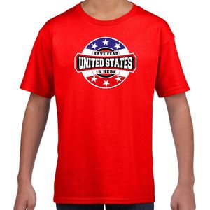 Have fear United States is here t-shirt met sterren embleem in de kleuren van de Amerikaanse vlag - rood - kids - Amerika supporter / Amerikaans elftal fan shirt / EK / WK / kleding 122/128