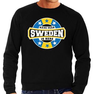Have fear Sweden is here sweater met sterren embleem in de kleuren van de Zweedse vlag - zwart - heren - Zweden supporter / Zweeds elftal fan trui / EK / WK / kleding M