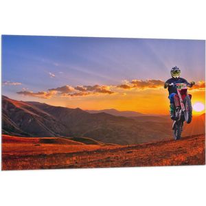 WallClassics - Vlag - Motorrijder bij Berglandschap met Zon - 105x70 cm Foto op Polyester Vlag
