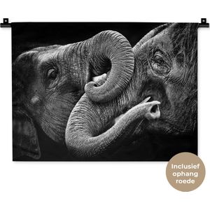 Wandkleed Close-up Dieren in Zwart-Wit - Omhelzing olifanten op zwarte achtergrond in zwart-wit Wandkleed katoen 60x45 cm - Wandtapijt met foto