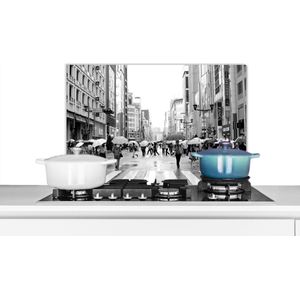 Spatscherm keuken 60x40 cm - Kookplaat achterwand Ginza in de regen zwart-wit foto - Muurbeschermer - Spatwand fornuis - Hoogwaardig aluminium