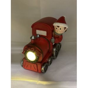 Kerstbeeldje jongen in rode trein met LED - rood & groen cadeau - polyresin - 13 cm hoog x 16 cm x 5 cm – Kerstdecoratie
