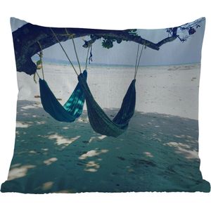 Sierkussen Hangmat op het strand voor buiten - Hangmatten op een boom in het Aziatische India - 50x50 cm - vierkant weerbestendig tuinkussen / tuinmeubelkussen van polyester