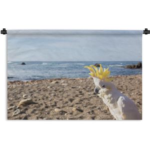 Wandkleed Kaketoes - Een wit met gele kaketoe op het strand Wandkleed katoen 90x60 cm - Wandtapijt met foto