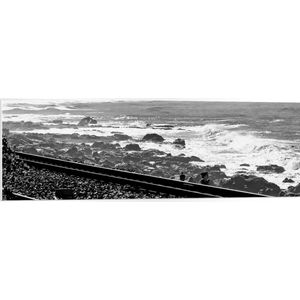 WallClassics - PVC Schuimplaat- Treinrails aan het Zeewater (zwart/ wit) - 120x40 cm Foto op PVC Schuimplaat