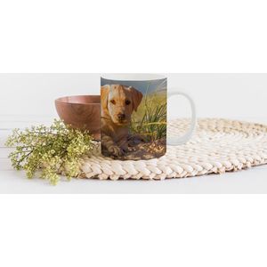 Mok - Koffiemok - Labrador Retriever puppy ligt op de zandduinen - Mokken - 350 ML - Beker - Koffiemokken - Theemok