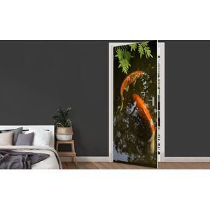 Deursticker Twee koi karpers om een vijver - 80x205 cm - Deurposter