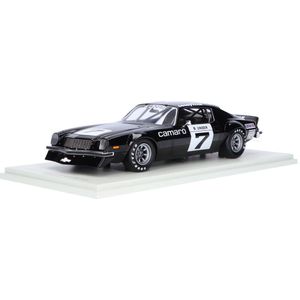 De 1:18 Diecast Modelauto van de Chevrolet Camaro Coupe #7 Winnaar van de IROC Michigan van 1974. De rijder was B. Unser. De fabrikant van het schaalmodel is Spark. Dit model is alleen online verkrijgbaar