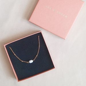 Ava&Imber Minimal Parel Ketting Zoetwaterparel Stainless Steel (RVS) - Gouden Parelketting Minimalistisch voor Vrouwen in Sieradendoosje Cadeauverpakking