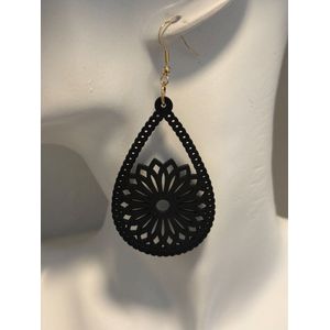 zwarte oorhangers bloem two | Moederdag | Verjaardagscadeau| Cadeautje| Valentijnsdag| Kado | sieraden | vaderdag | oorbellen | oorsieraden
