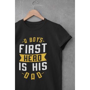 Shirt - A boys first hero - Wurban Wear | Grappig shirt | Leuk cadeau | Unisex tshirt | Vaderdag cadeau | Cadeau voor vader | Voetbal | Gewichten | Zwart