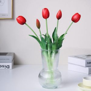16 inch Premium Real Touch Nep Tulpen Kunstbloemen met knoppen, flexibele steel gemakkelijk te vormen, Faux Tulpen voor Home Decor Indoor (Vaas niet inbegrepen), 5-Pack Set van Passion Red