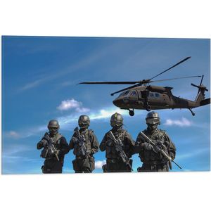 WallClassics - Vlag - Vier Soldaten met Geweren onder Legerhelikopter - 60x40 cm Foto op Polyester Vlag