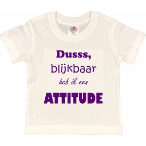 T-shirt Kinderen ""Dusss, blijkbaar heb ik een ATTITUDE"" | korte mouw | Wit/paars | maat 134/140
