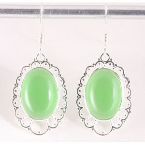 Opengewerkte zilveren oorbellen met groene opaal